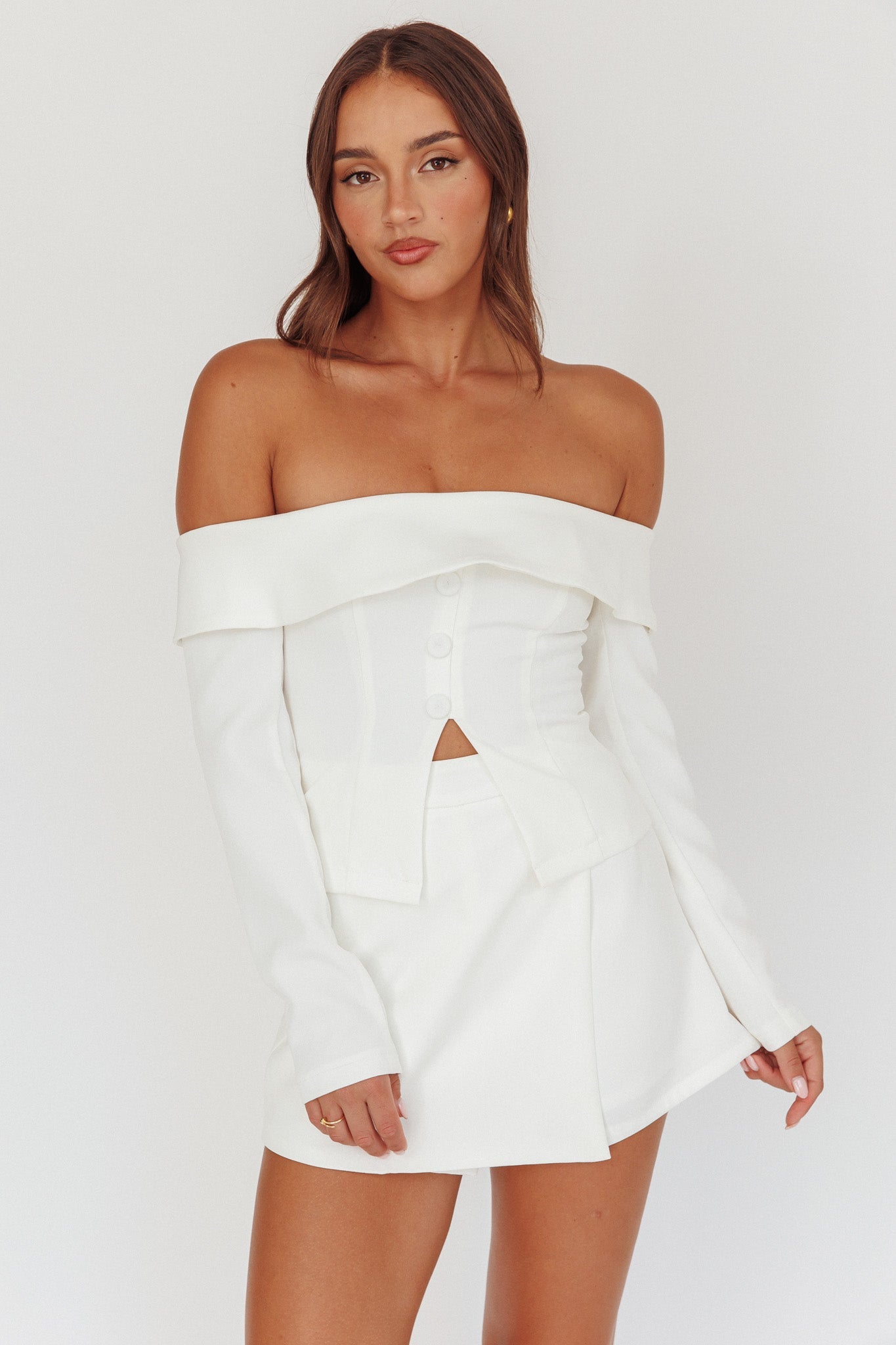 Top a maniche lunghe con spalle scoperte Adalis bianco sporco