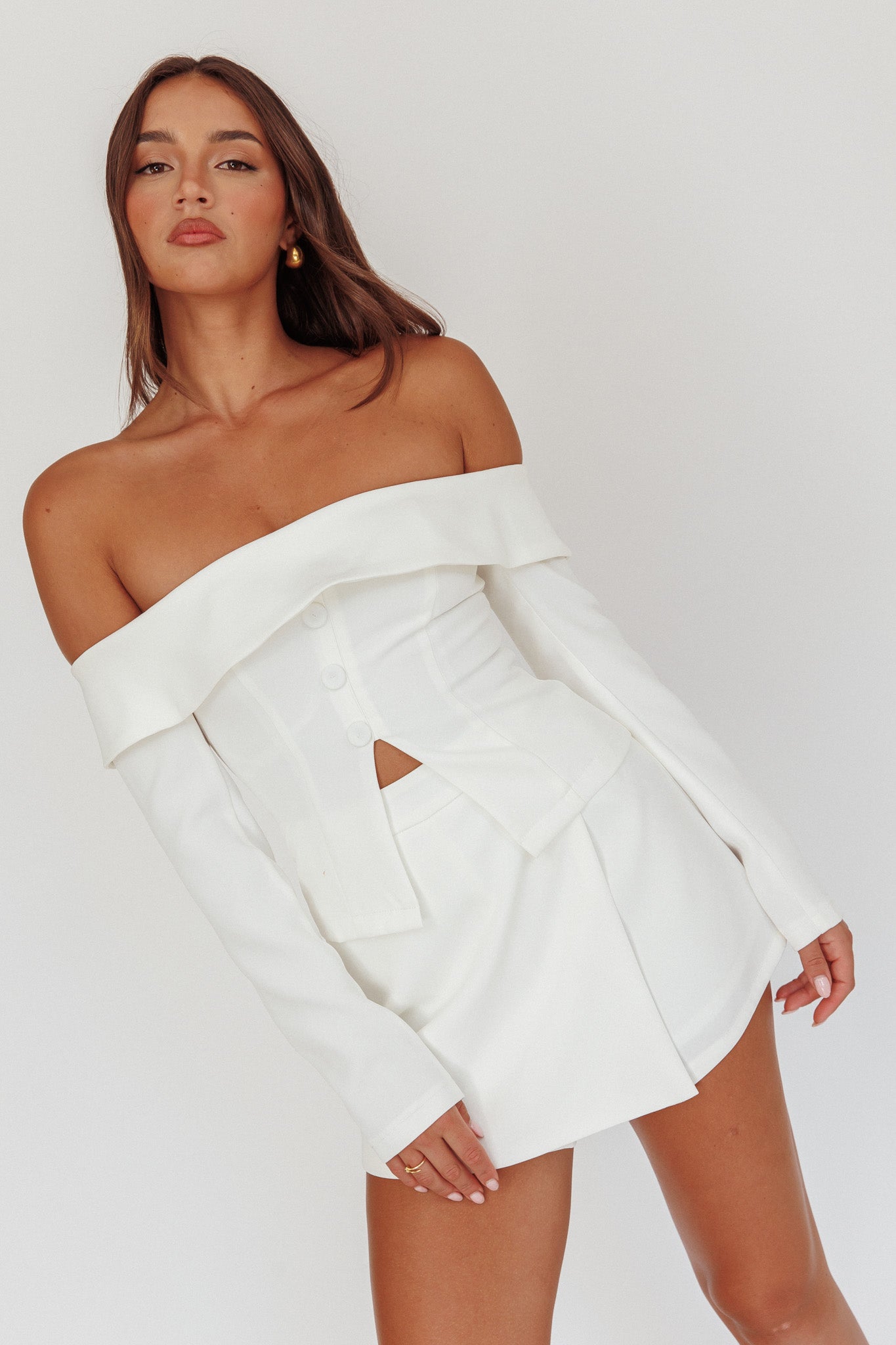Top a maniche lunghe con spalle scoperte Adalis bianco sporco
