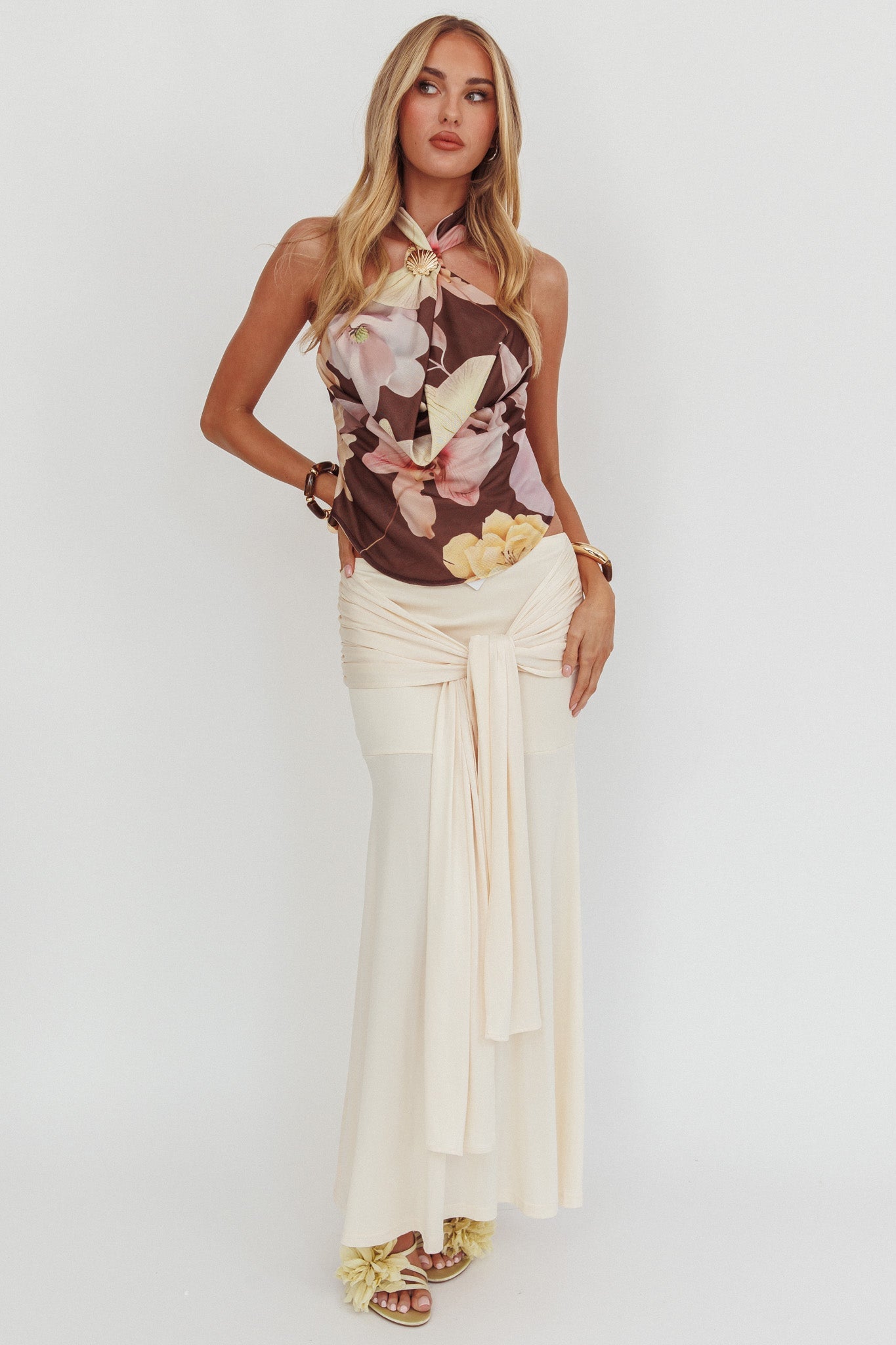 Top con scollo all'americana e cappuccio Wisteria floreale marrone
