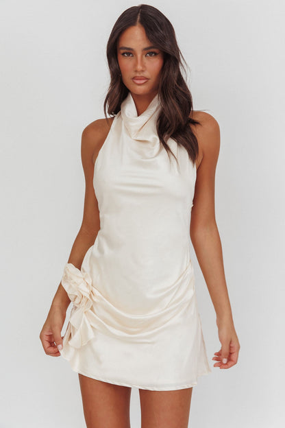 Mini abito con scollo all'americana e cappuccio alto Elarah Pearl