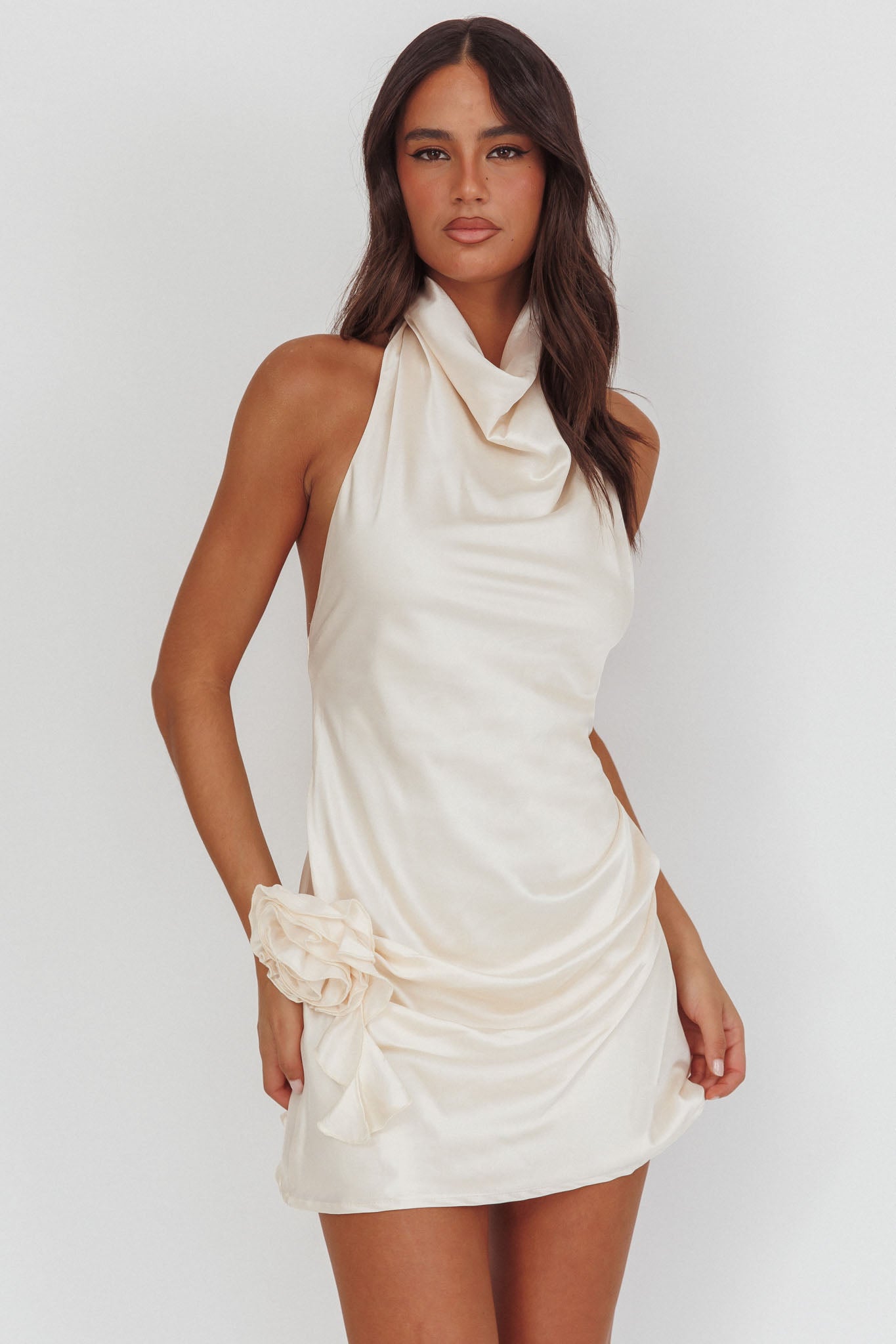 Mini abito con scollo all'americana e cappuccio alto Elarah Pearl