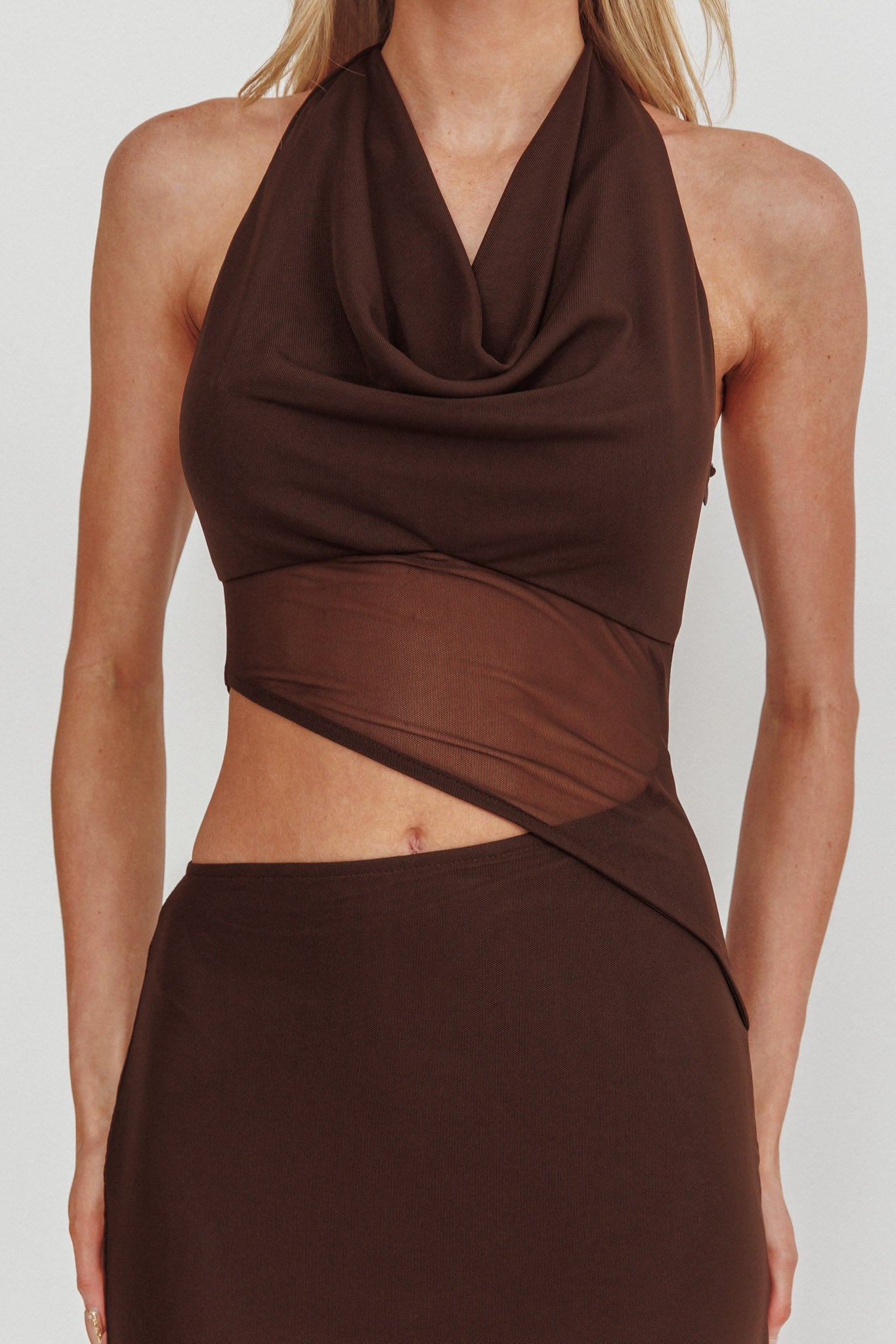 Vestito con cappuccio e scollo a V e scollo a V in cioccolato