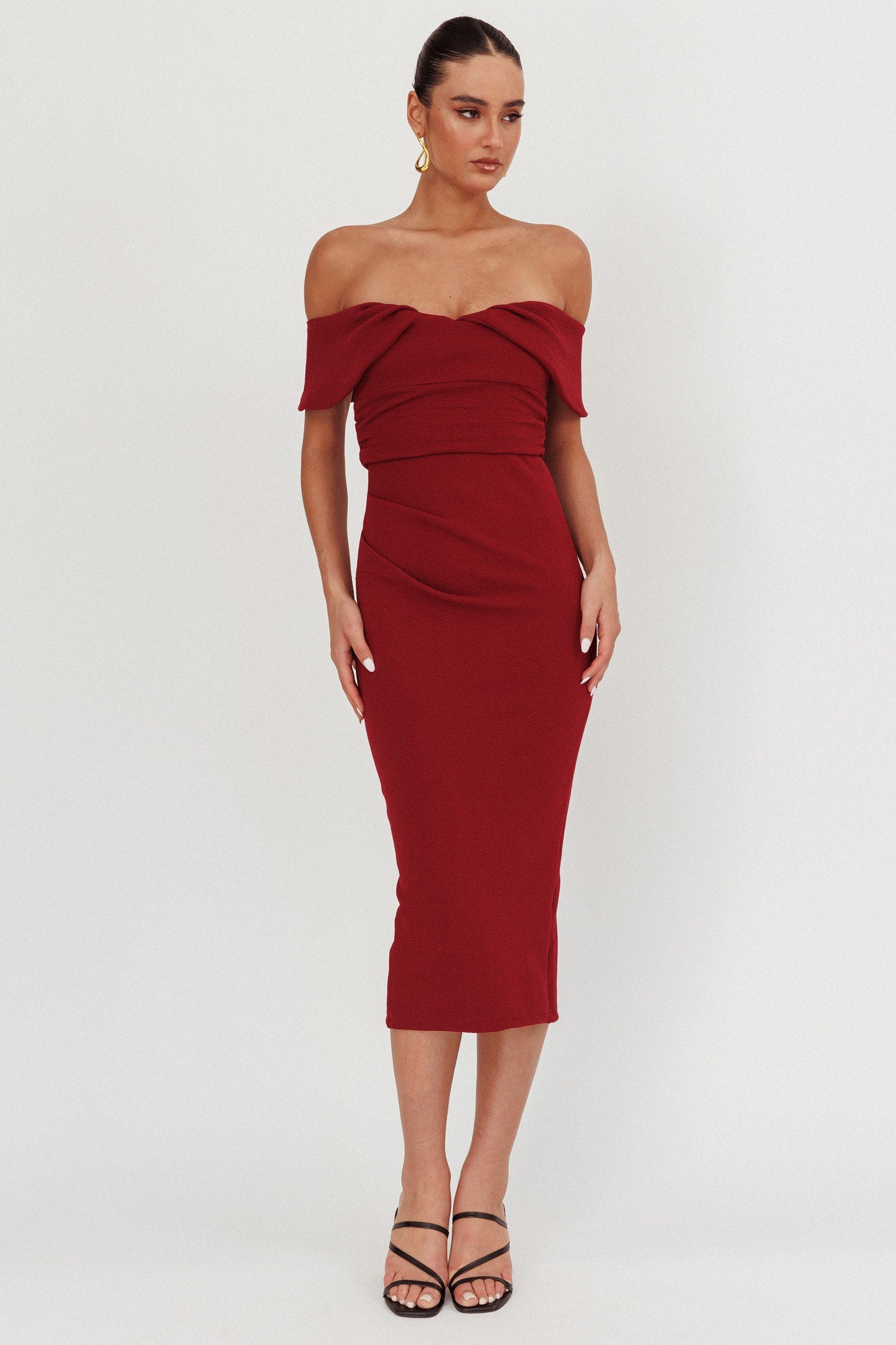 Abito midi Lillianne con spalle scoperte, colore vino
