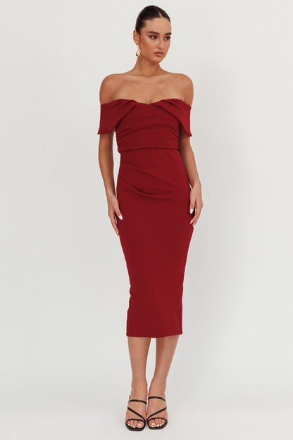 Abito midi Lillianne con spalle scoperte, colore vino