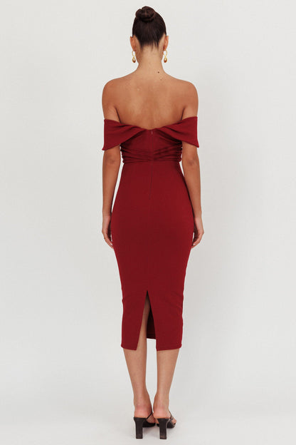 Abito midi Lillianne con spalle scoperte, colore vino