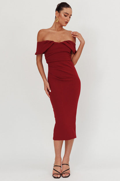 Abito midi Lillianne con spalle scoperte, colore vino