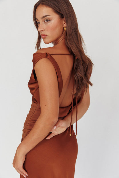 Abito lungo Isabella con schiena scoperta e cappuccio color cacao