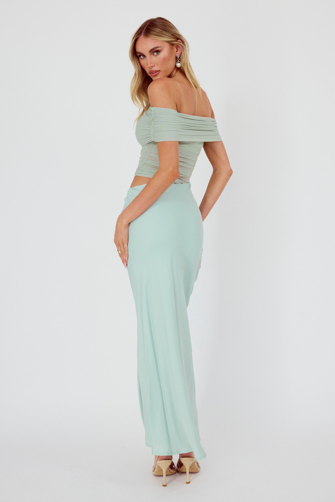 Abito midi Lorely con spalle scoperte color salvia