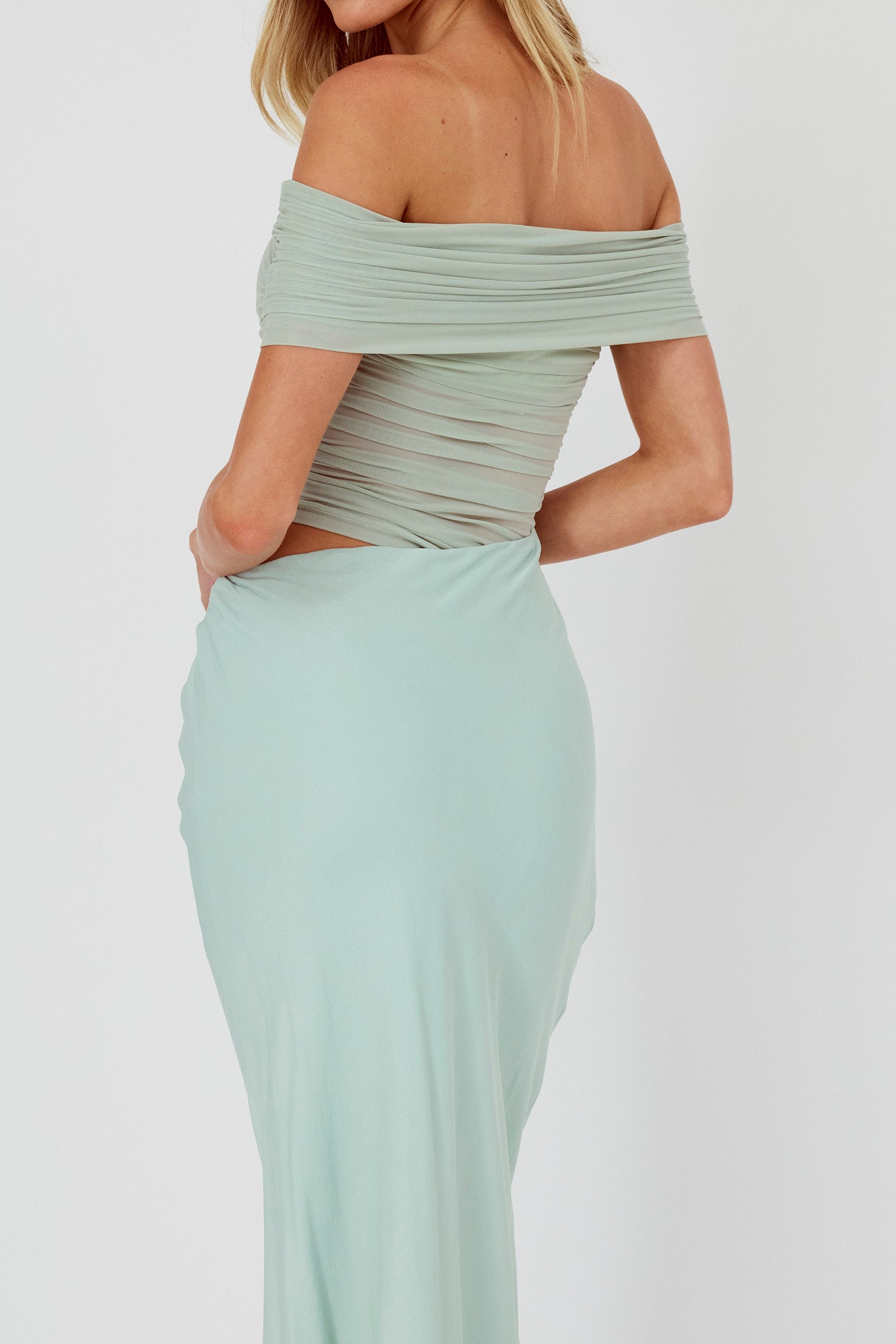 Abito midi Lorely con spalle scoperte color salvia