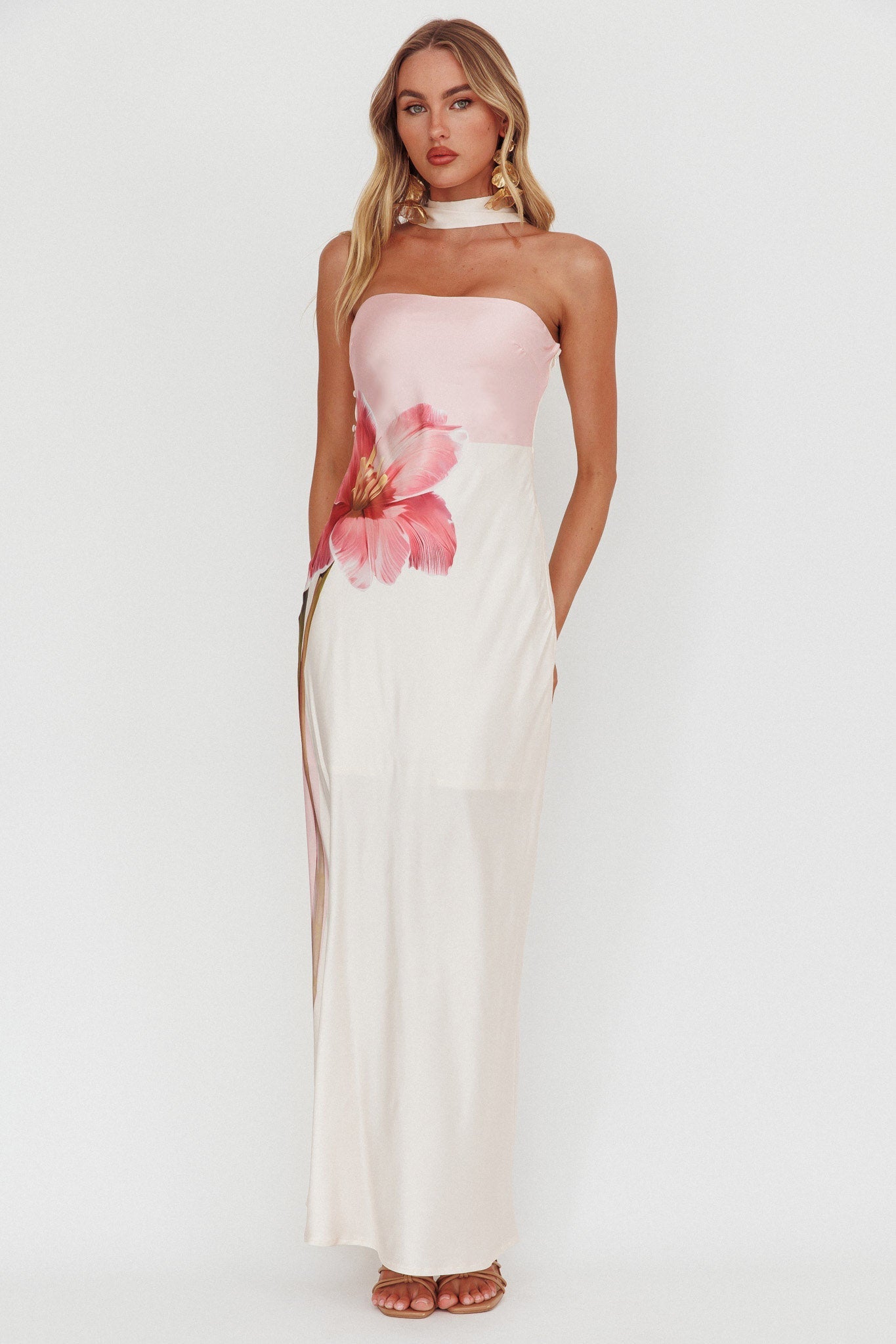 Abito lungo Damsel Reverse Halter con fiore rosa