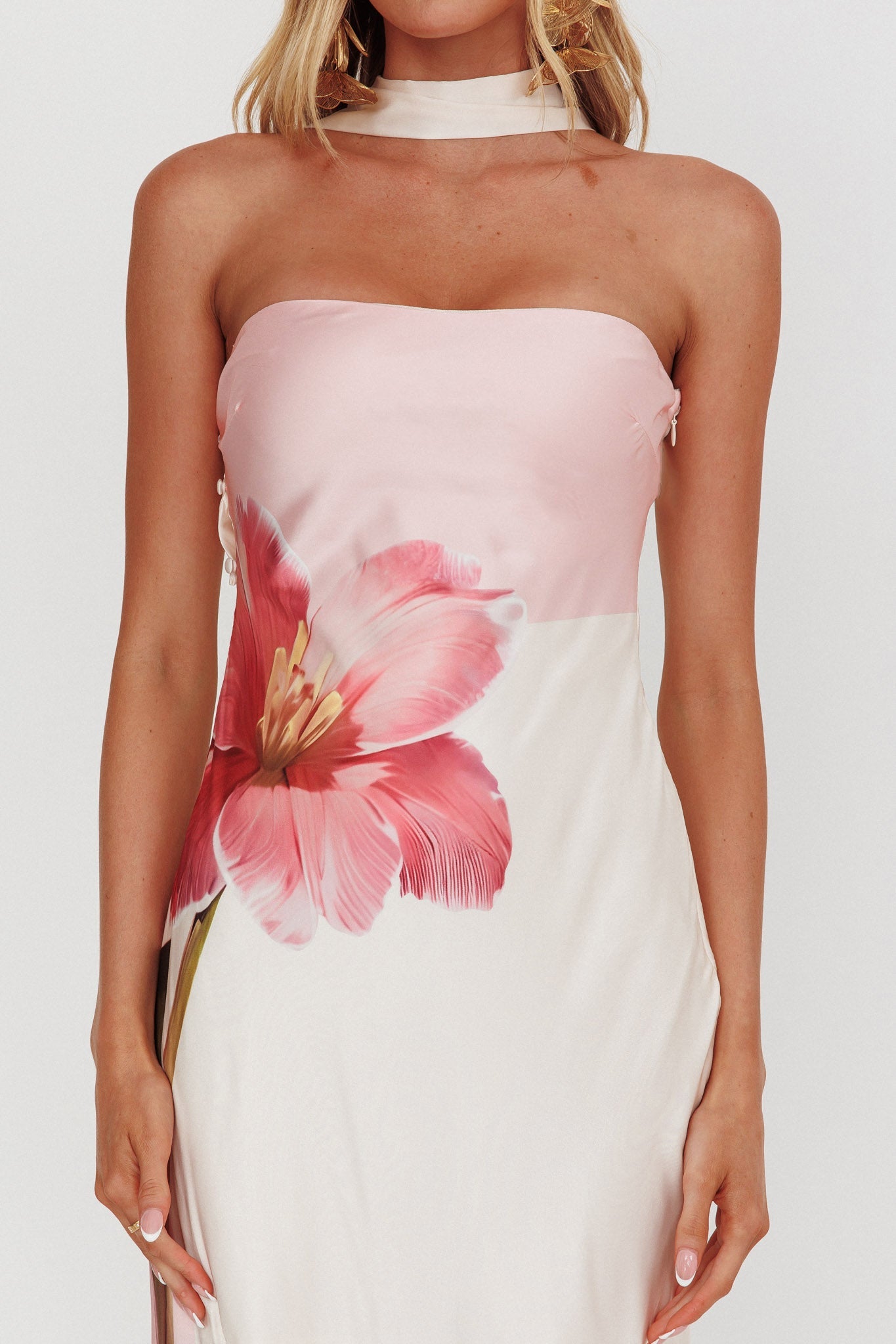 Abito lungo Damsel Reverse Halter con fiore rosa