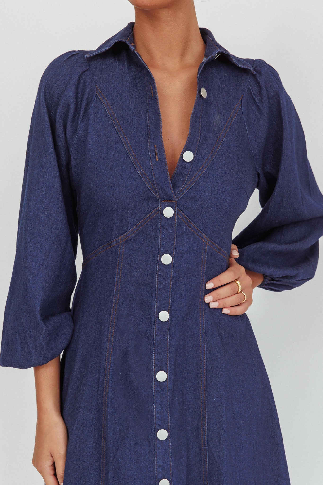 Abito midi lungo stile palloncino Ania in denim scuro