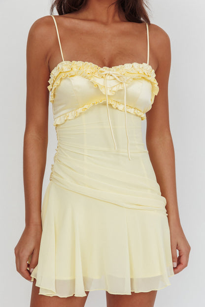 Mini abito giallo con balze delicate