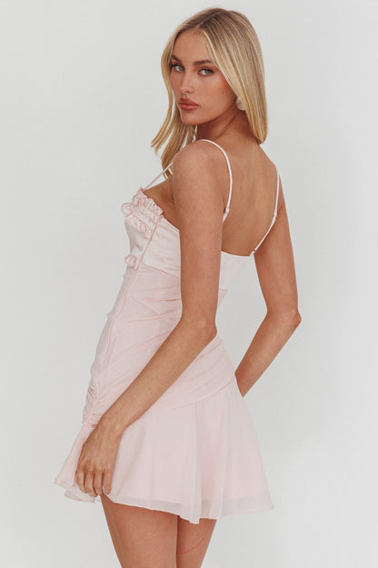 Mini abito rosa con balze delicate
