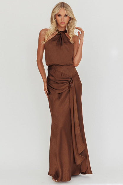 Abito lungo con scollo all'americana e fascia drappeggiata Linette Cioccolato