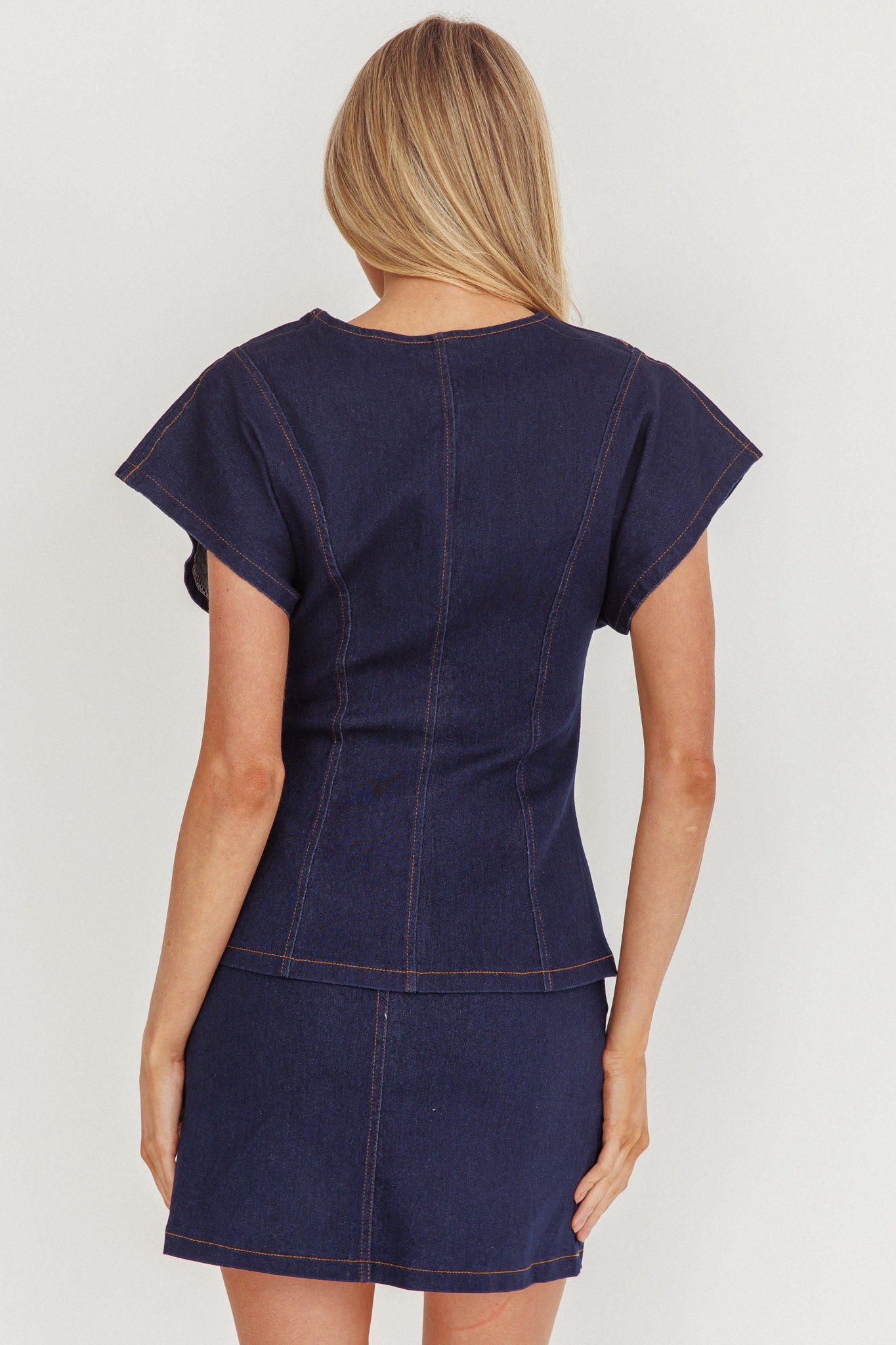 Gonna corta in denim con bottoni dorati