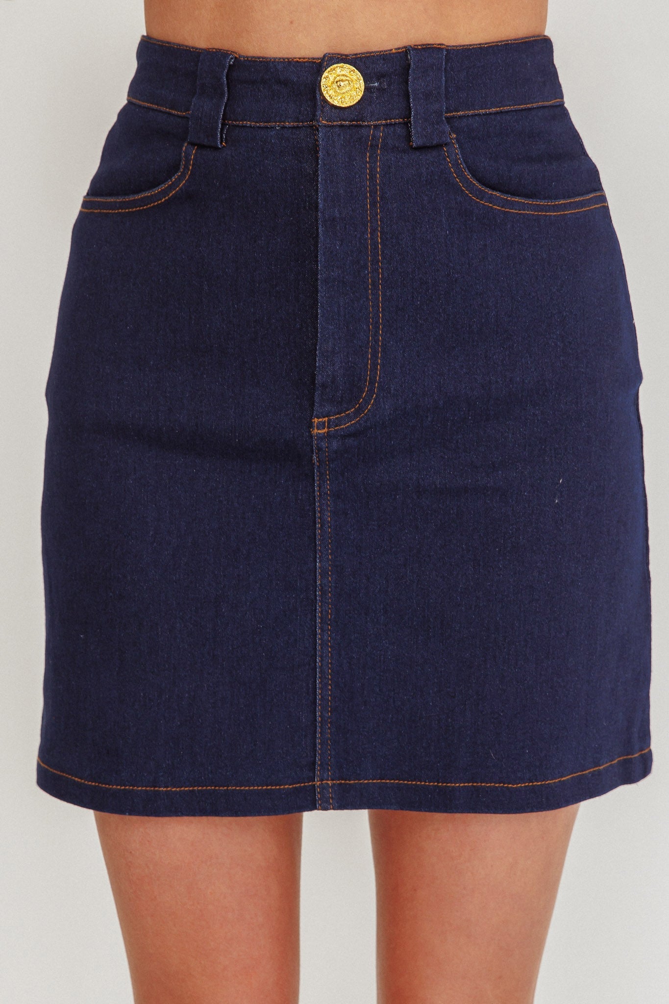 Gonna corta in denim con bottoni dorati
