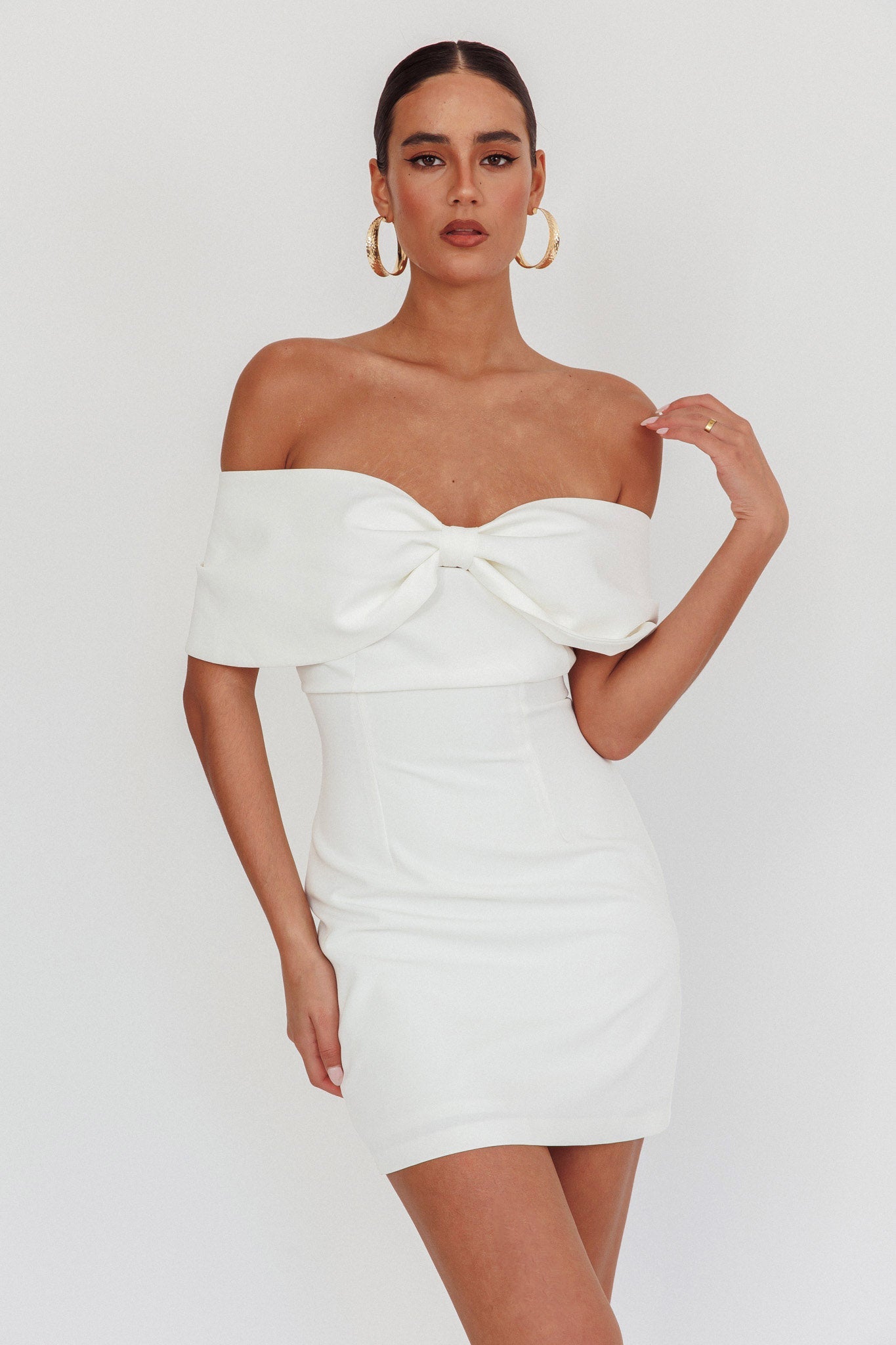 Mini abito bianco con fiocco e spalle scoperte Sweet Caroline
