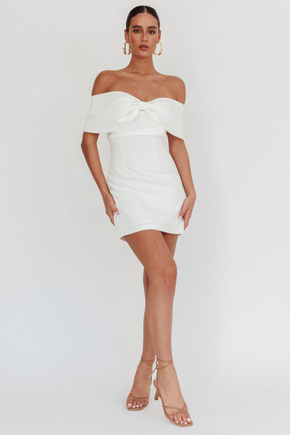 Mini abito bianco con fiocco e spalle scoperte Sweet Caroline