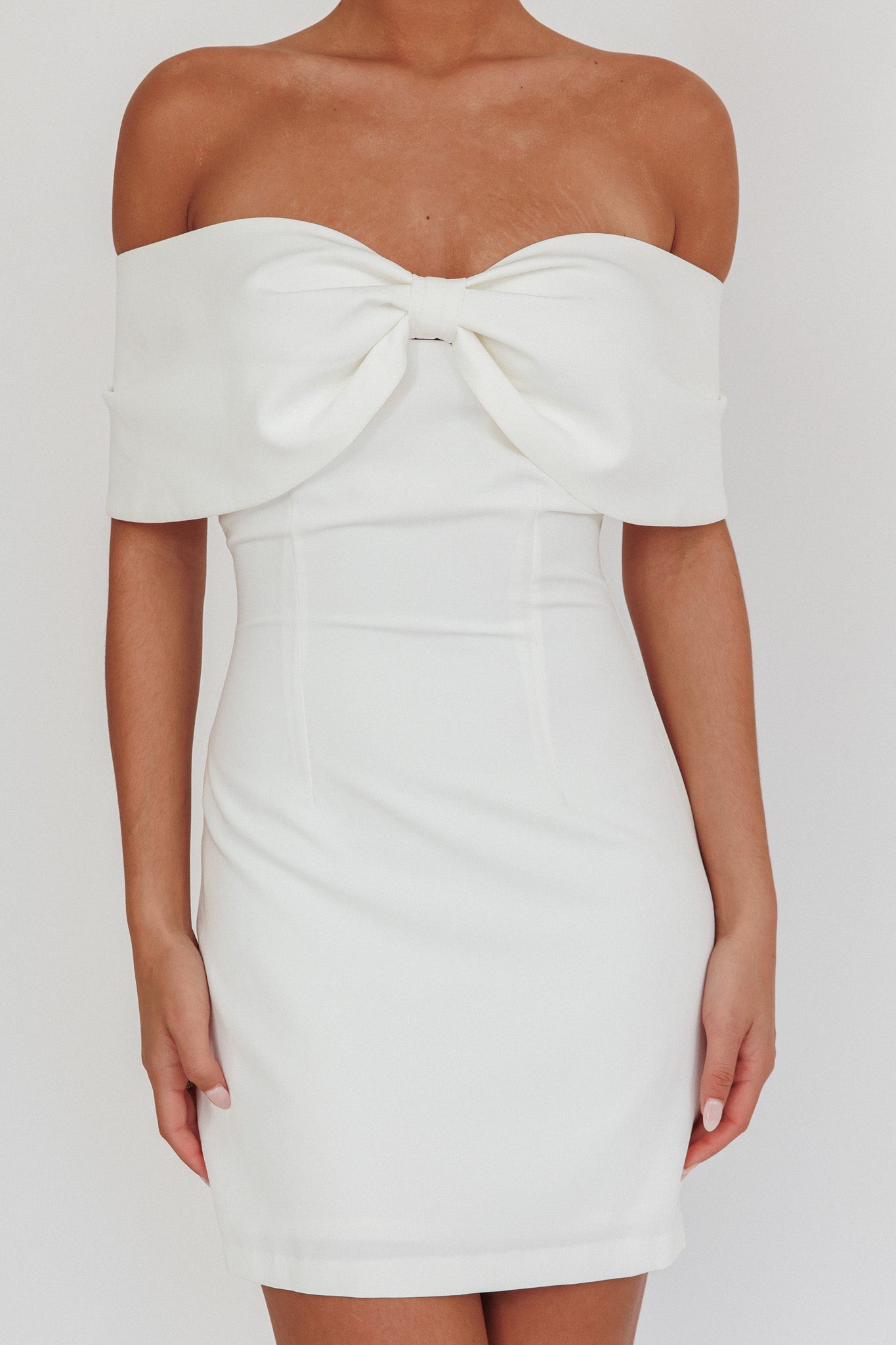 Mini abito bianco con fiocco e spalle scoperte Sweet Caroline