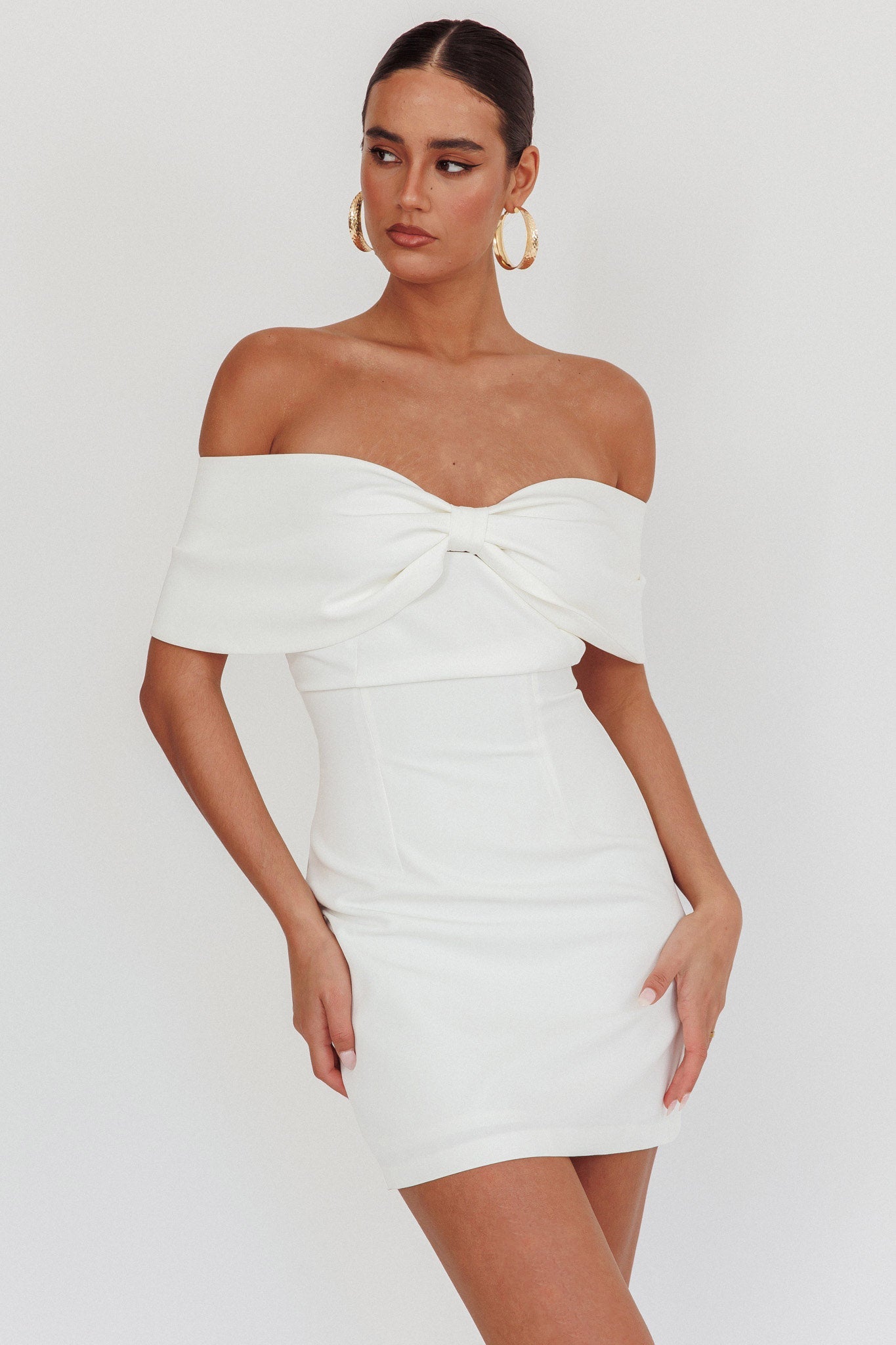 Mini abito bianco con fiocco e spalle scoperte Sweet Caroline