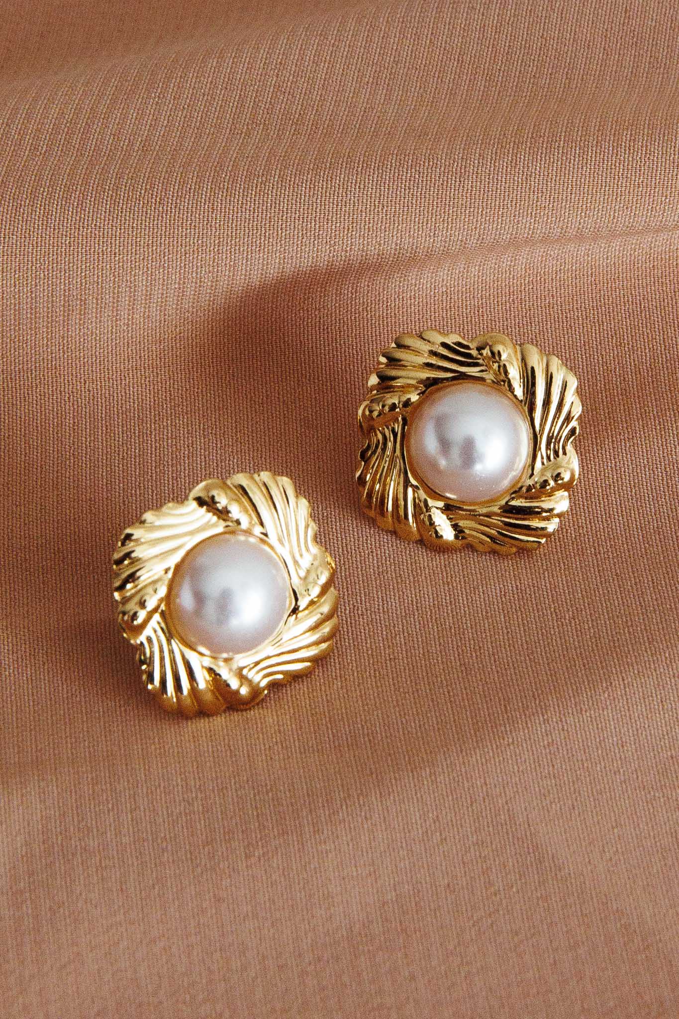 Orecchini Diana con perle quadrate e accenti dorati