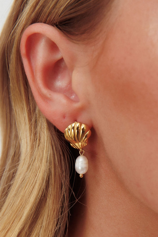 Orecchini pendenti in oro con conchiglie e perle Coralee