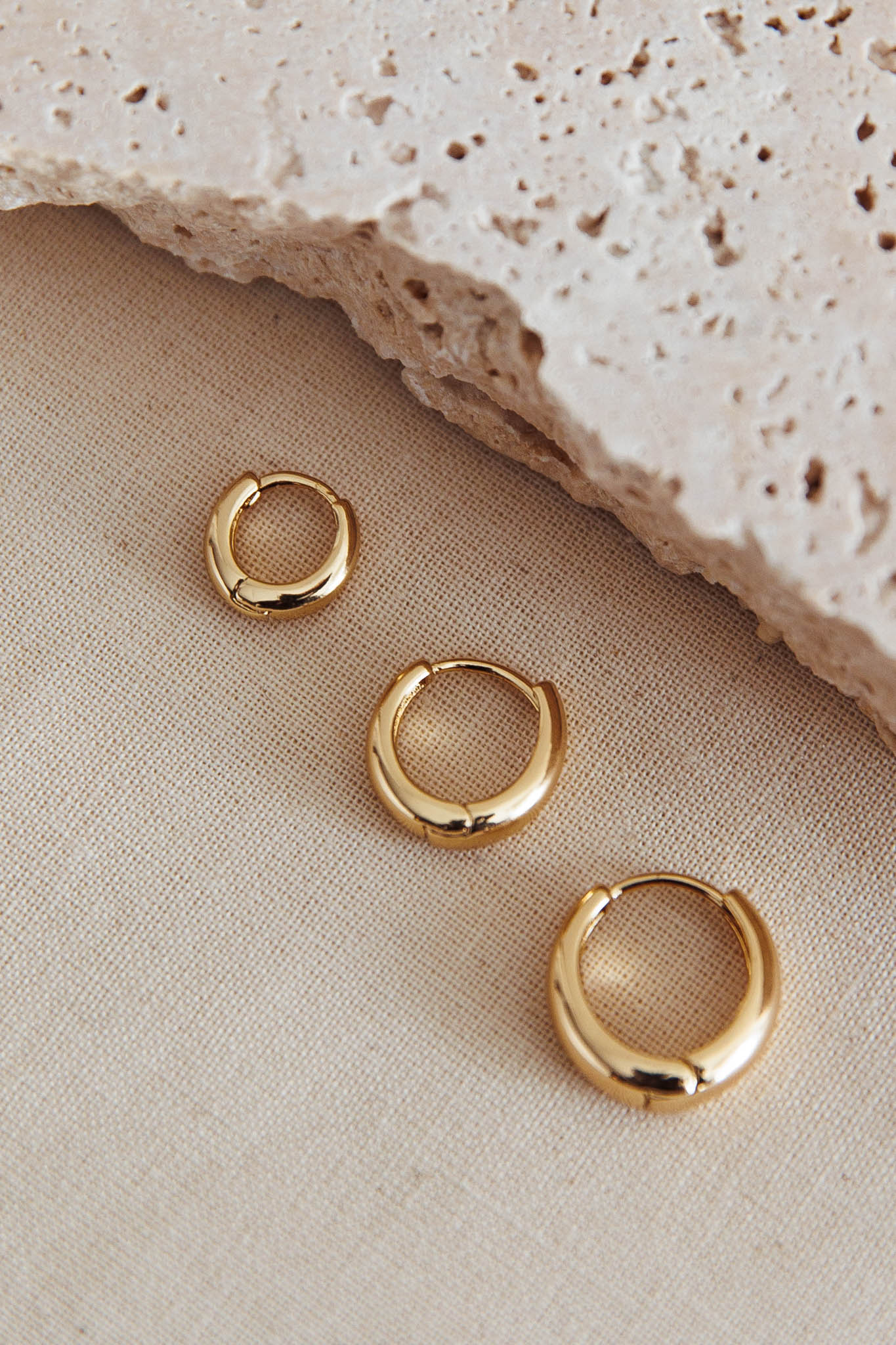 Set di orecchini Kelly Huggie in oro