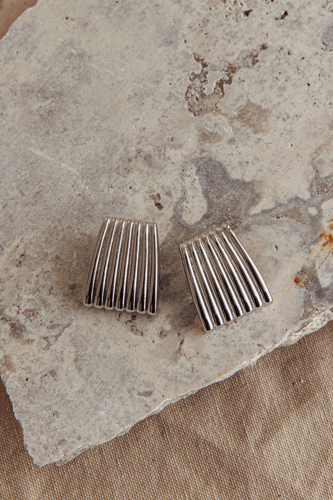 Orecchini geometrici Parker Ridged in argento scuro