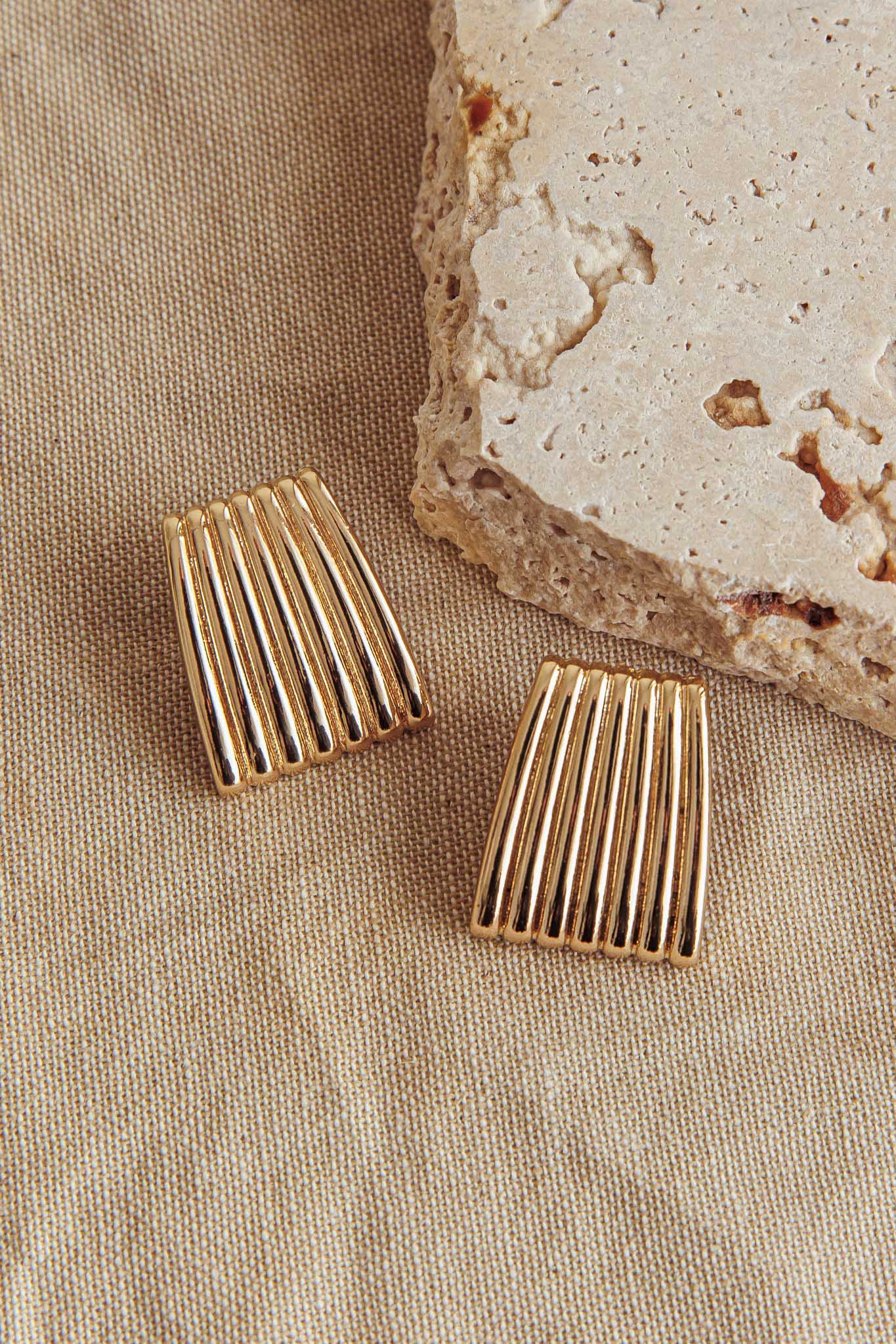 Orecchini geometrici Parker Ridged in oro