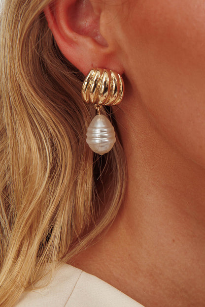 Orecchini pendenti con perle Andi Ridged in oro/perla