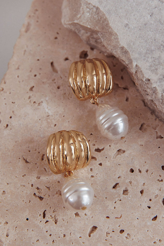 Orecchini pendenti con perle Andi Ridged in oro/perla
