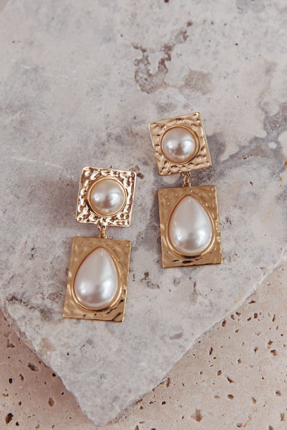 Orecchini pendenti martellati Chloe in oro/perla