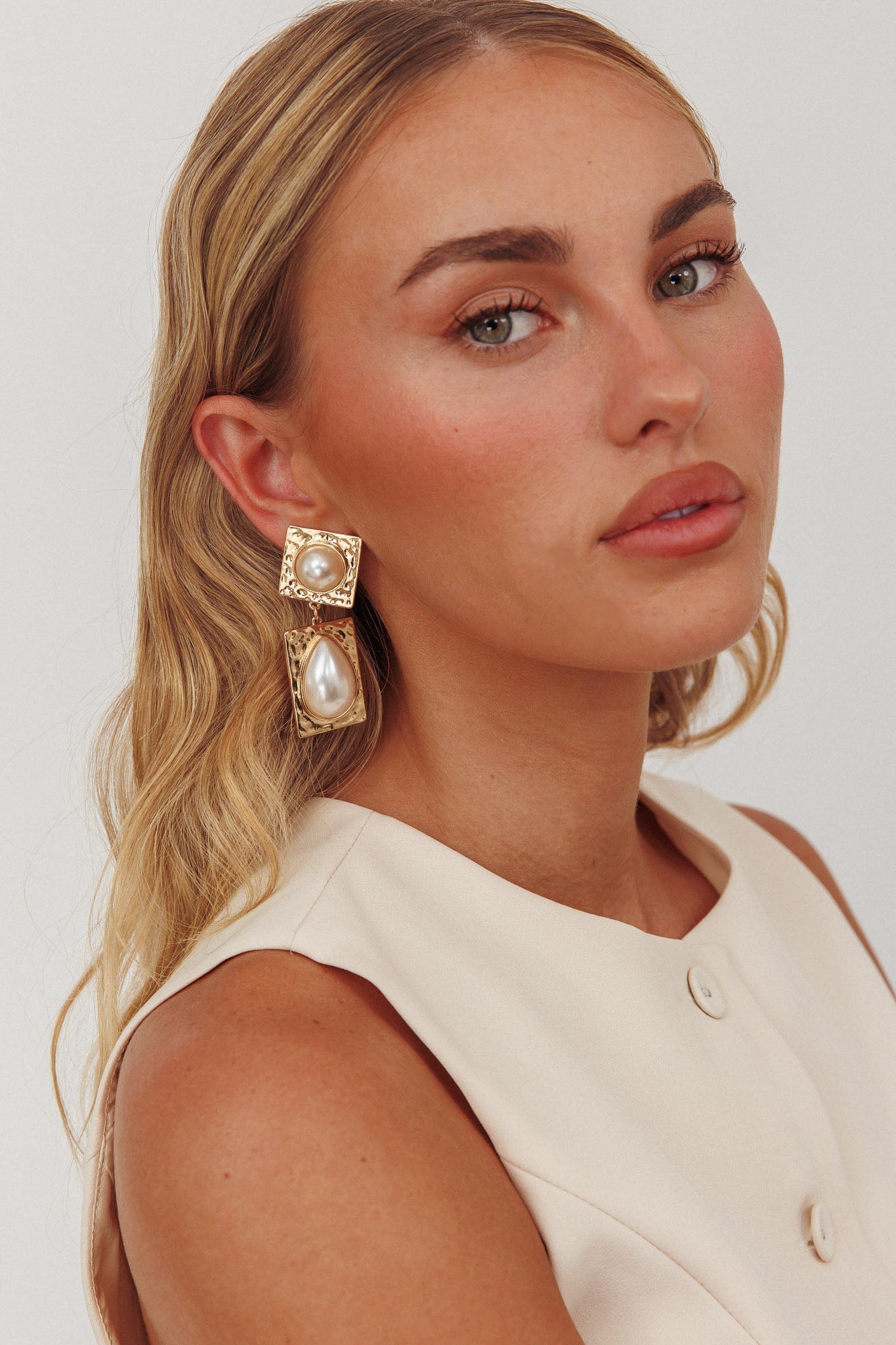 Orecchini pendenti martellati Chloe in oro/perla