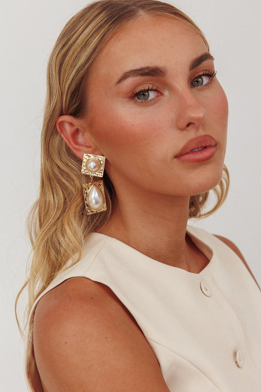 Orecchini pendenti martellati Chloe in oro/perla