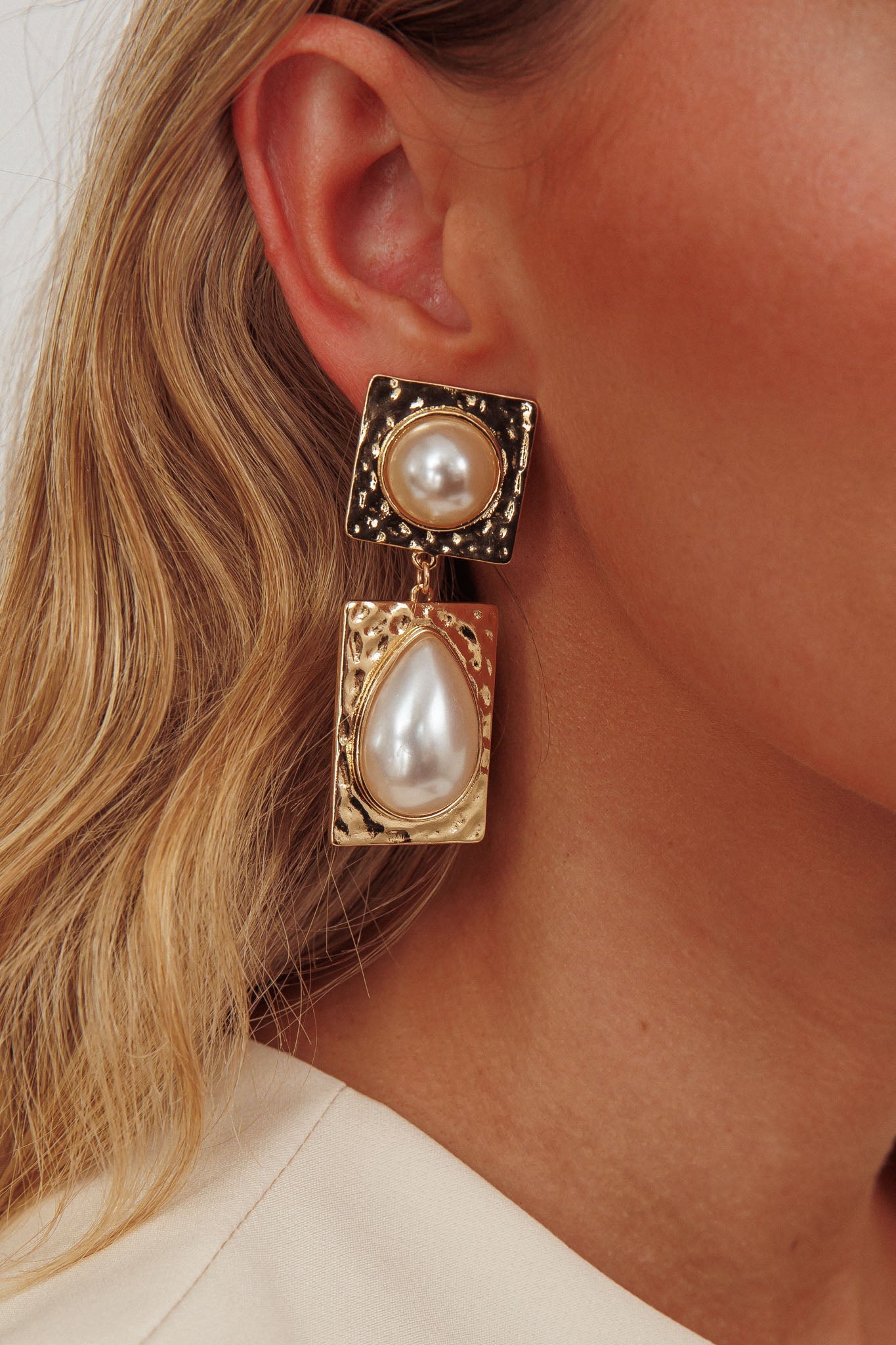 Orecchini pendenti martellati Chloe in oro/perla