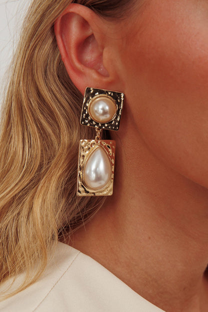 Orecchini pendenti martellati Chloe in oro/perla
