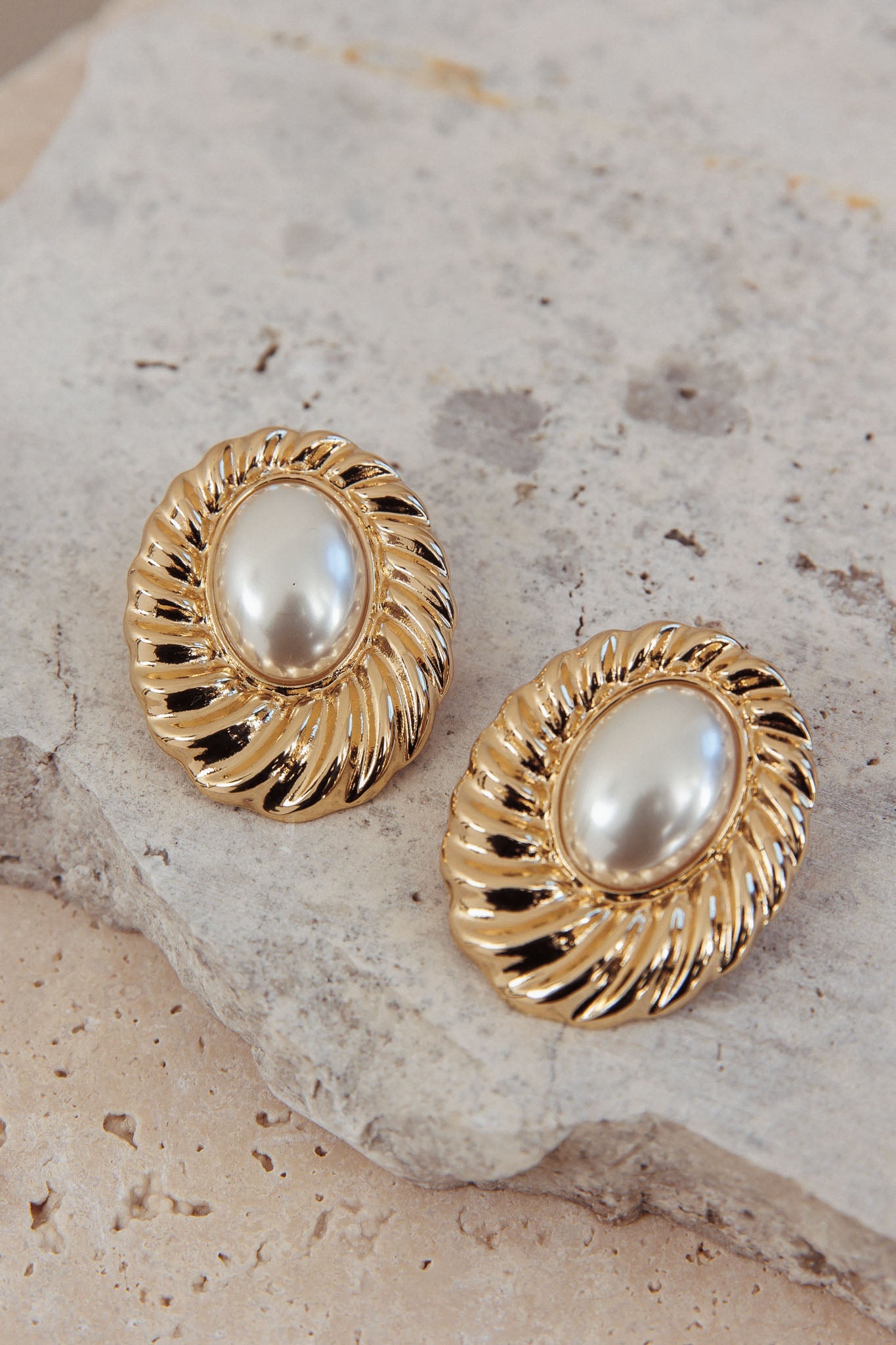 Orecchini con cabochon di perle Nailah in oro/perla