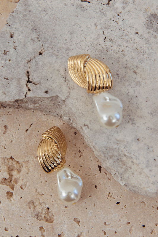 Orecchini a goccia con perle barocche di alta stagione, oro/perla