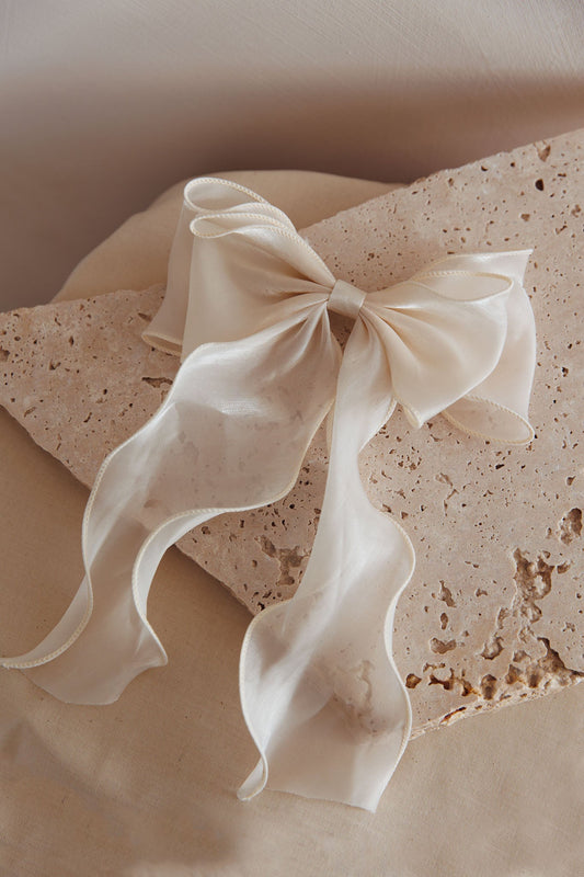 Fermaglio per capelli con fiocco in chiffon nebbioso color champagne
