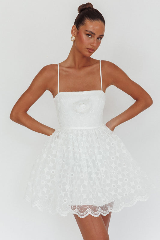Mini abito Bahia in pizzo bianco con scollo quadrato e linea ad A
