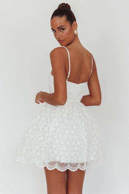 Mini abito Bahia in pizzo bianco con scollo quadrato e linea ad A