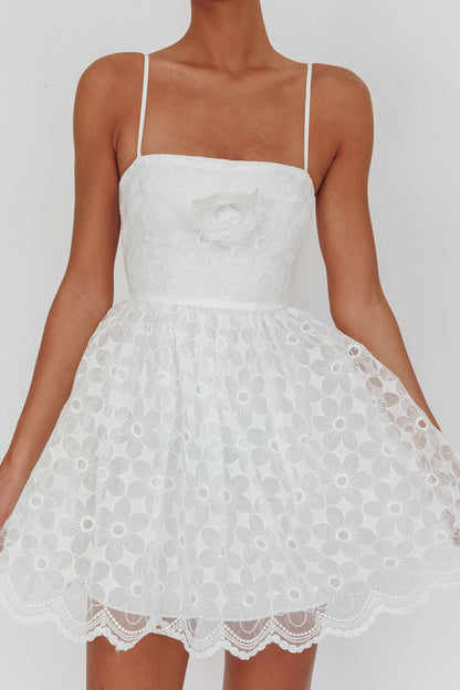 Mini abito Bahia in pizzo bianco con scollo quadrato e linea ad A