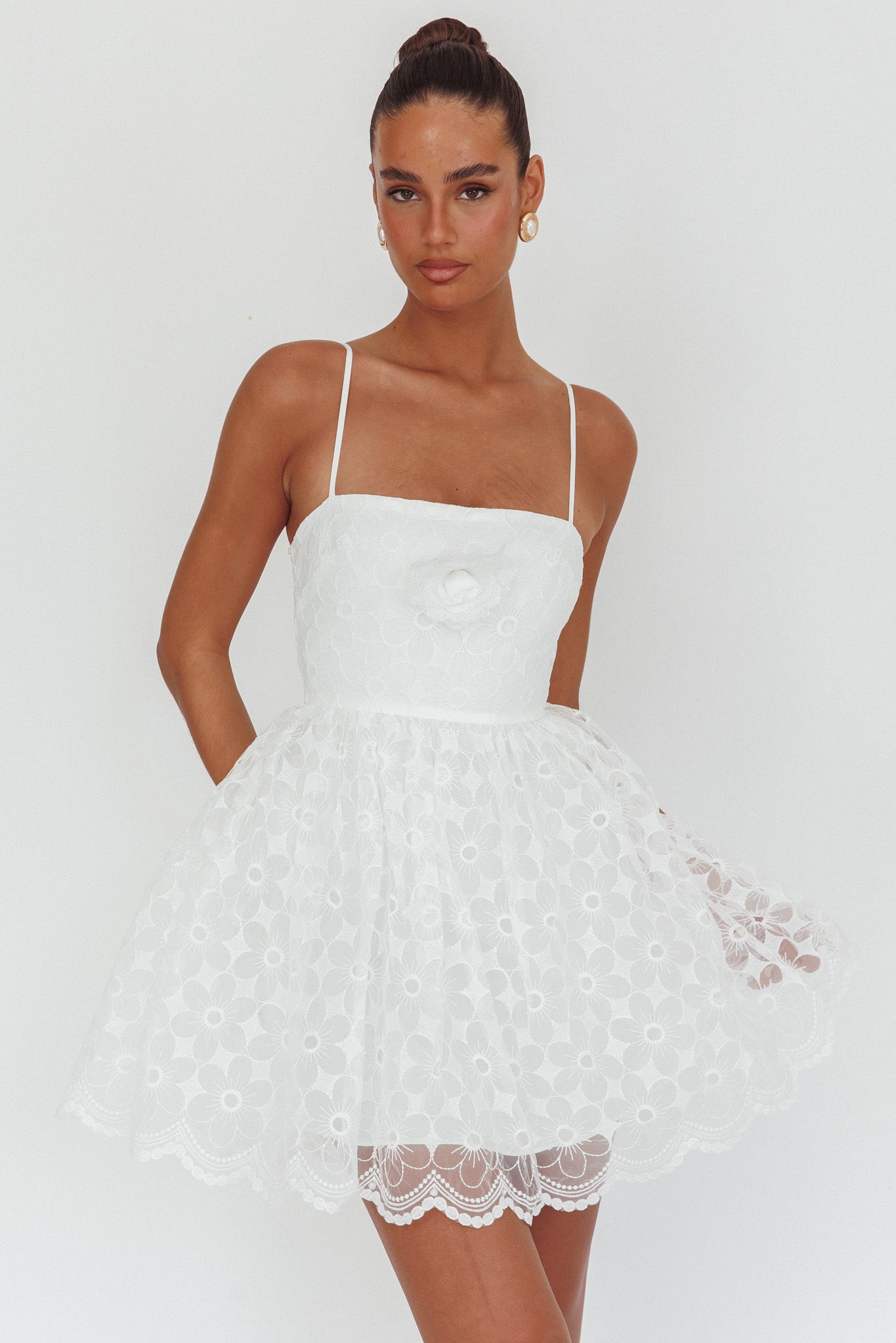 Mini abito Bahia in pizzo bianco con scollo quadrato e linea ad A