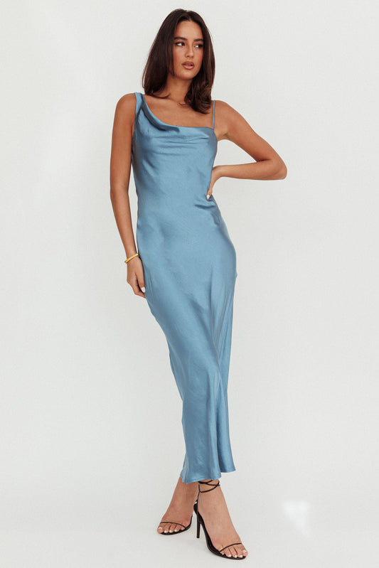 Vestito lungo in raso con scollo a cappuccio Treats blu acciaio