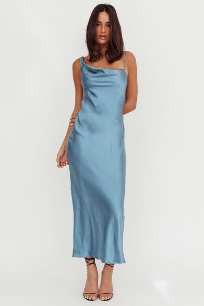 Vestito lungo in raso con scollo a cappuccio Treats blu acciaio