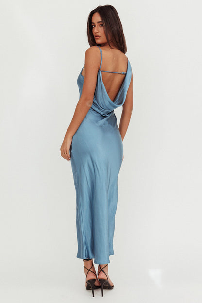 Vestito lungo in raso con scollo a cappuccio Treats blu acciaio