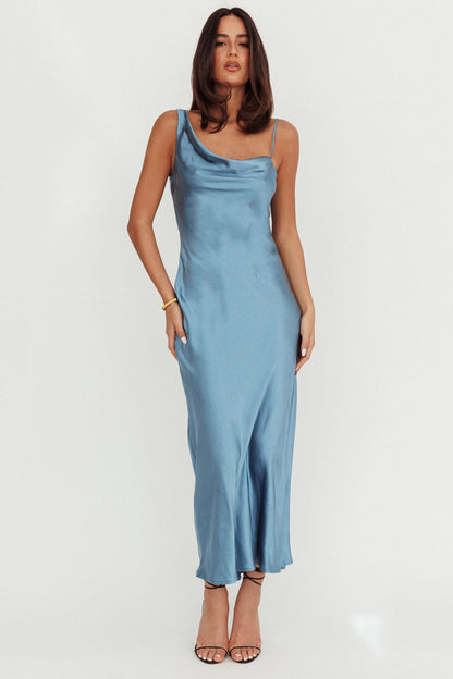 Vestito lungo in raso con scollo a cappuccio Treats blu acciaio
