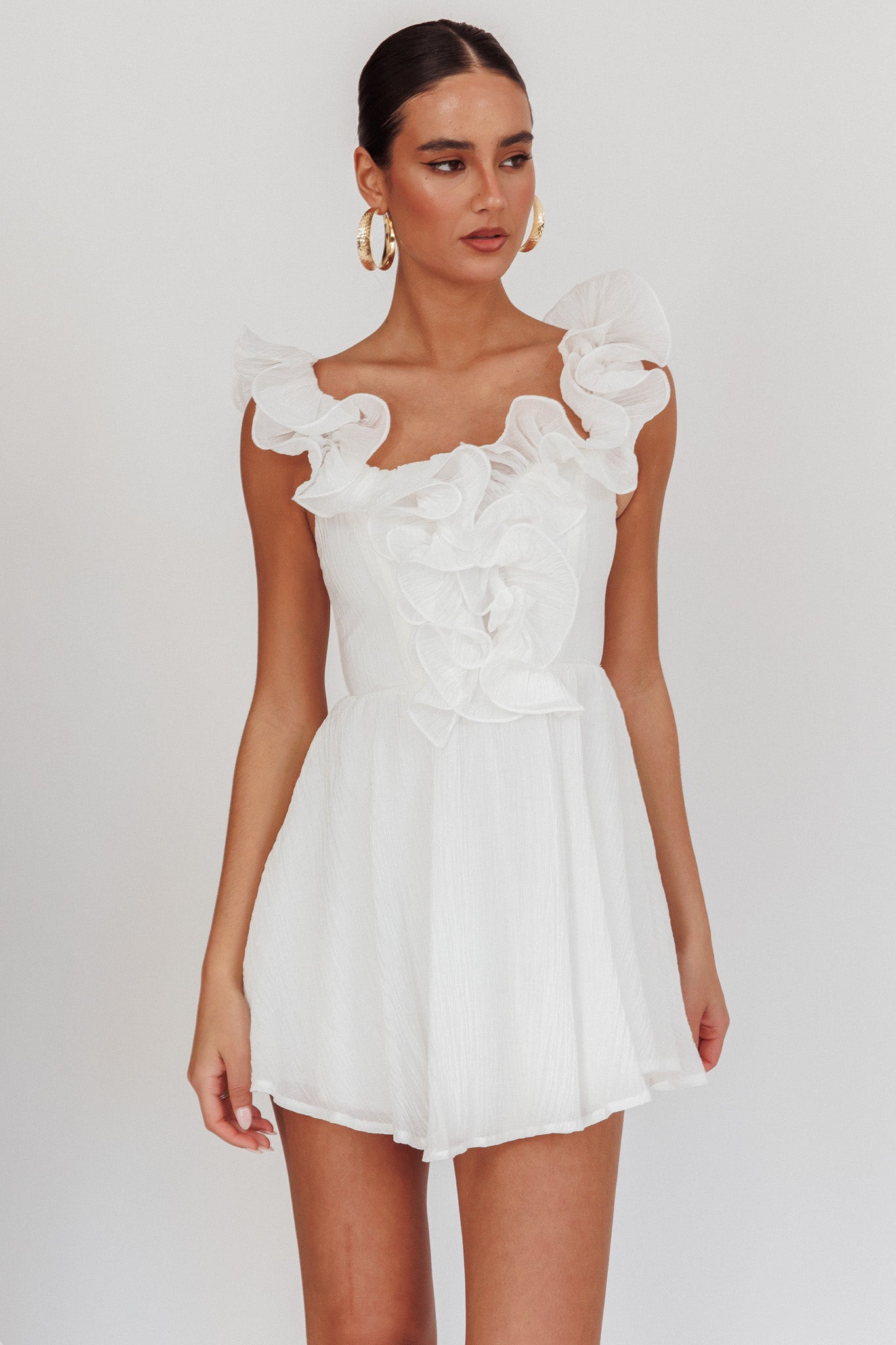 Mini abito bianco con scollo a balze Nivaya