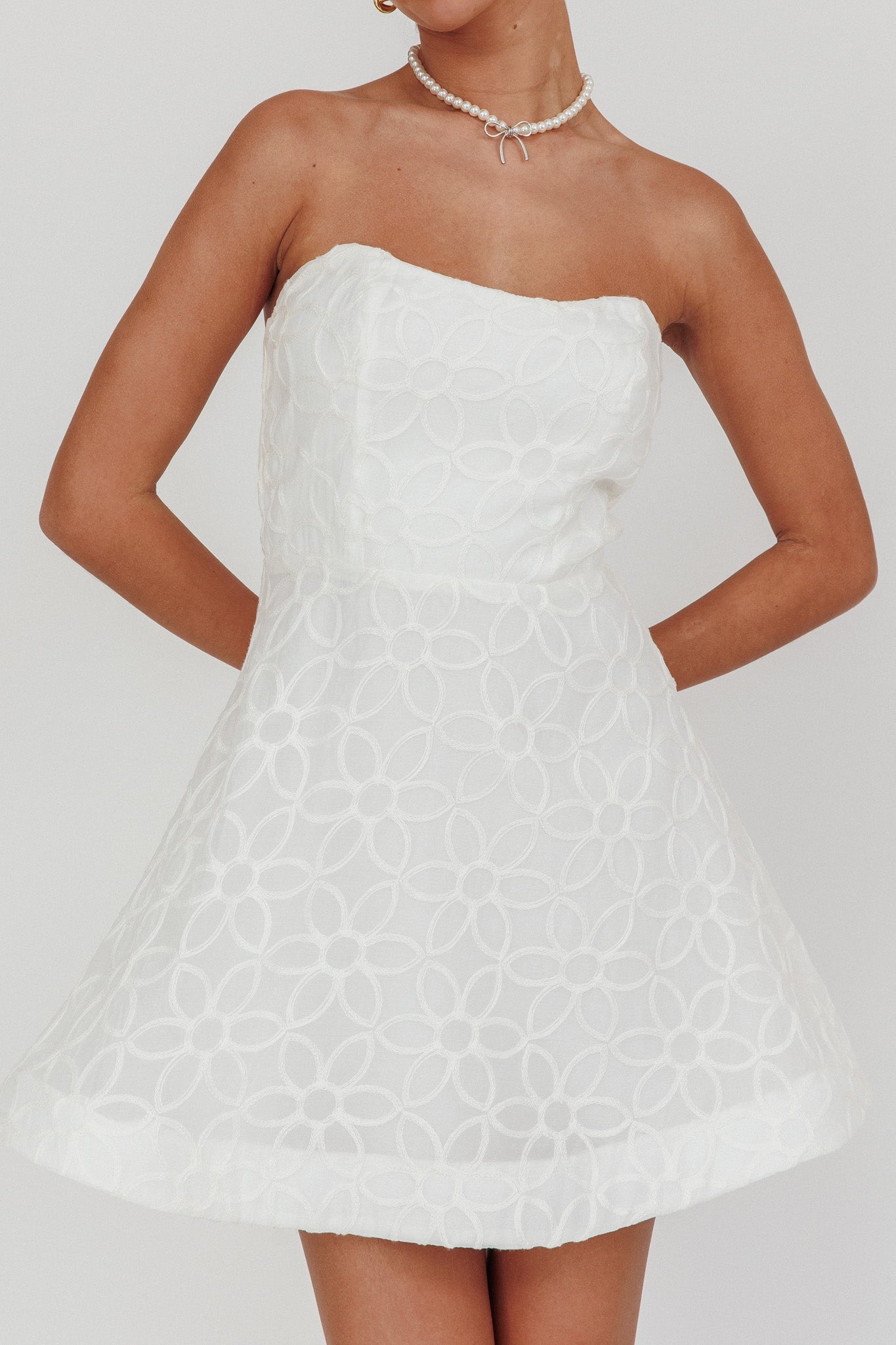 Adrianna - Mini abito bianco con scollo a cuore